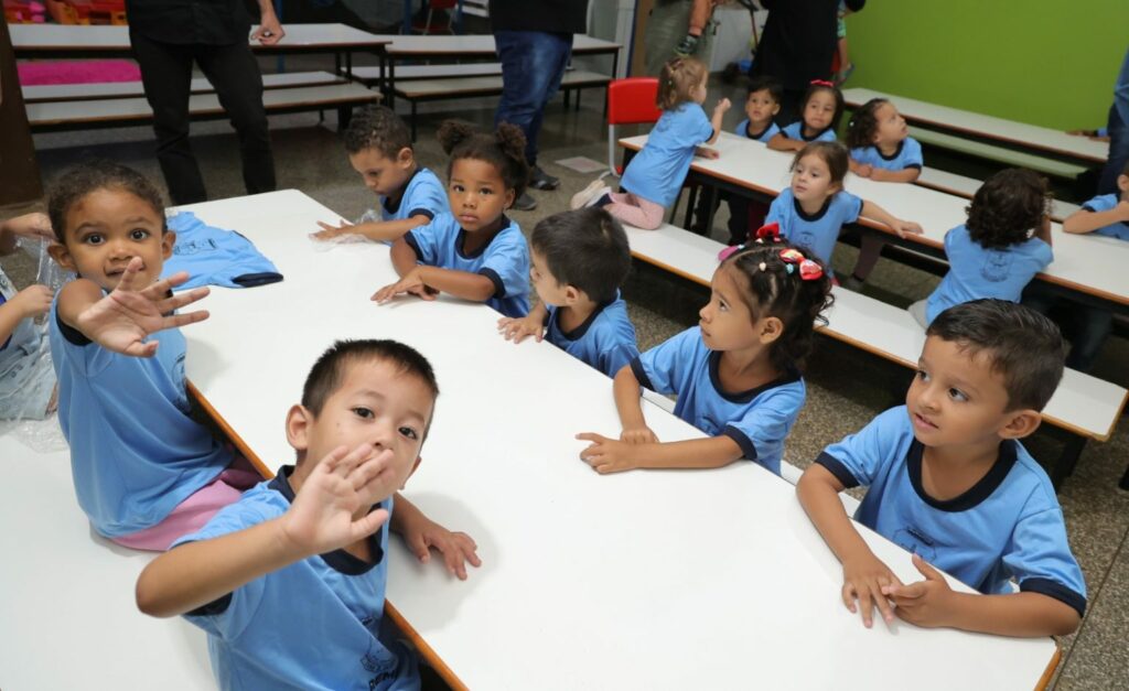 Prefeitura entrega novos uniformes para alunos da Reme